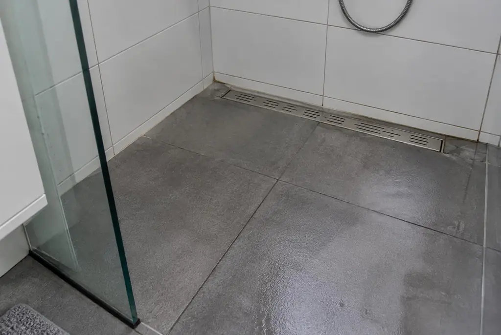 Lekdetectie Doesburg – lekkende inloopdouche met natte voegen
