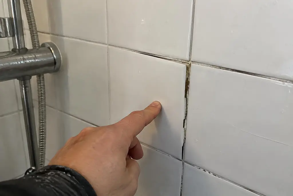 Lekdetectie Doesburg – losse, holle badkamertegels door een lekkage