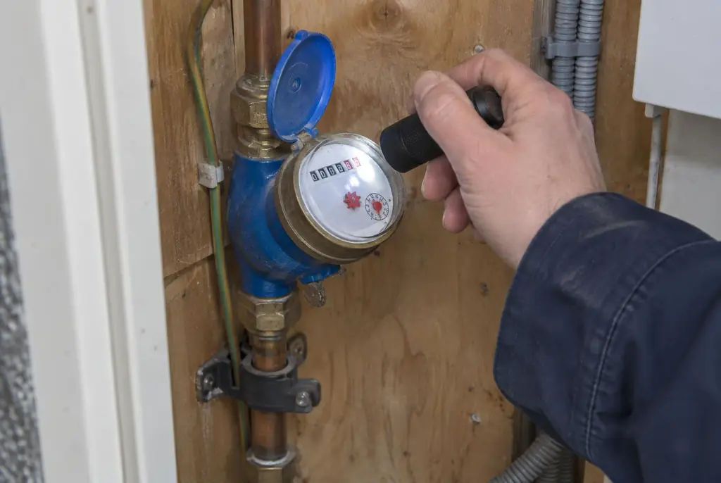 Lekdetectie Doesburg – watermeter in de meterkast controleren met een zaklamp